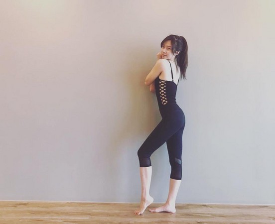 张景岚穿小可爱侧面整排挖空转身狂露s曲线激美