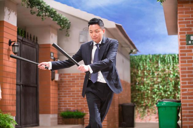 刘奕君演示“防敌棍法”