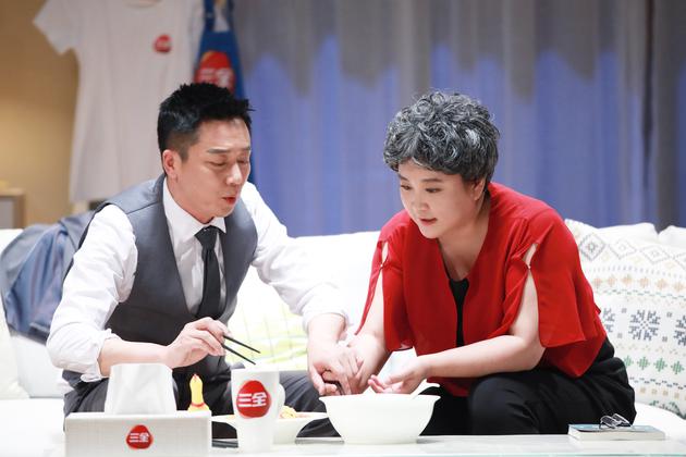 贾玲为“准女婿”刘奕君准备美食