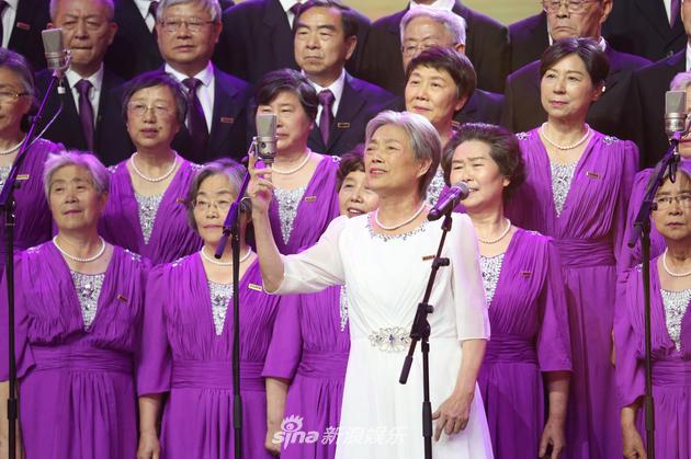 黄雅岚深情领唱