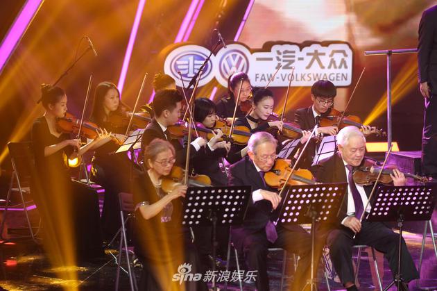 艺术团的老者们进行弦乐演奏