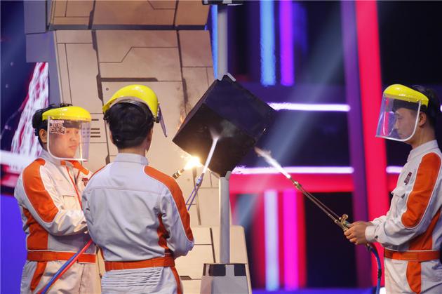 实验员高温喷射