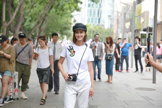 “泡芙小姐”张歆艺现身三里屯太古里