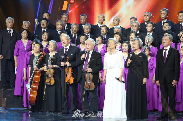 老人们追忆过往致敬前辈