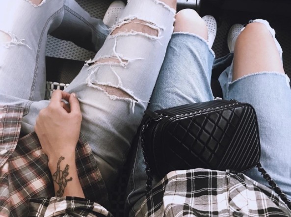 陈艾琳、Alex穿情侣装。