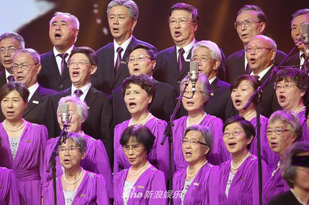 艺术团成员用歌声致敬闪亮的日子