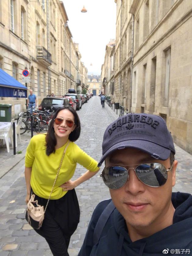 甄子丹生日与老婆街头自拍