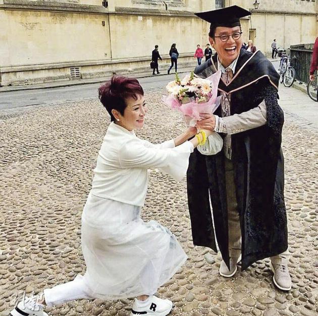 狄波拉扮跪地向谭咏麟献花