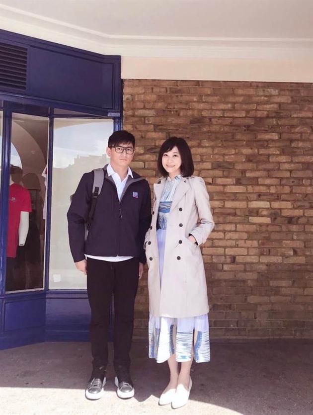 吴奇隆学生装扮简单素雅