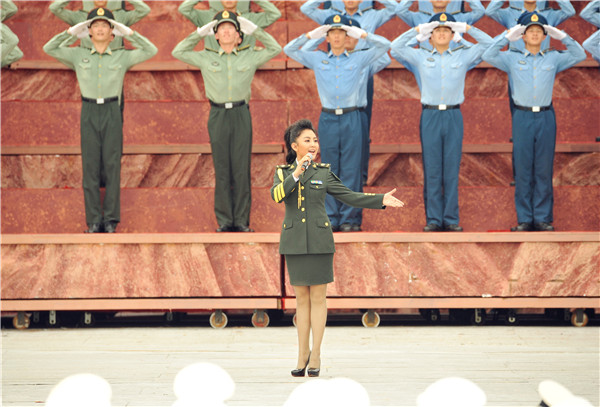 阿鲁阿卓随央视赴南昌慰问领唱四有军人歌