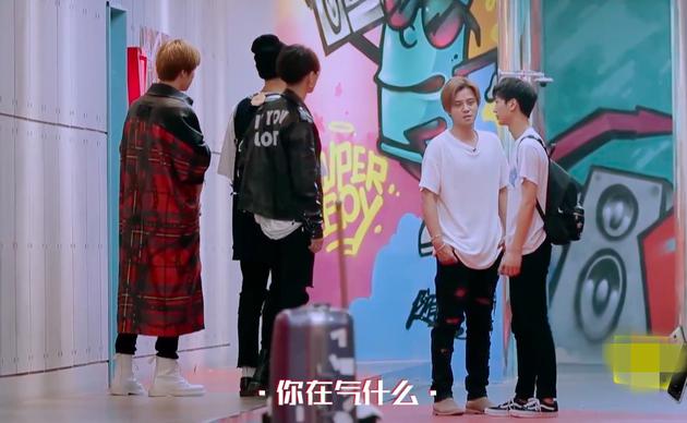 前来安慰的同一战队兄弟都被摔门而拒