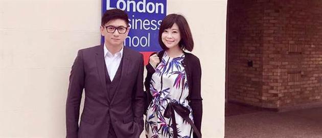 吴奇隆与邱沁宜合影