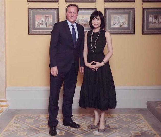 邱沁宜与英国前首相卡麦隆。