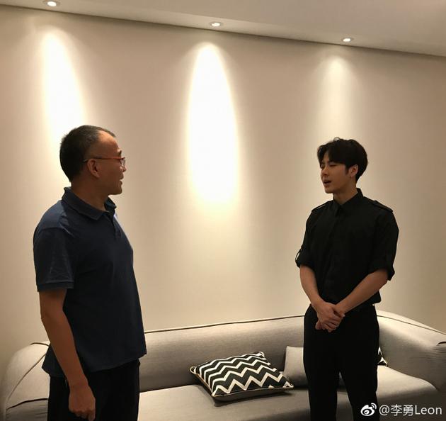 王嘉尔与《极限挑战》工作人员合照