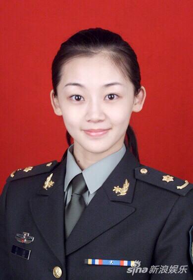 冯女郎苗苗军装照英姿笔挺致敬八一建军节