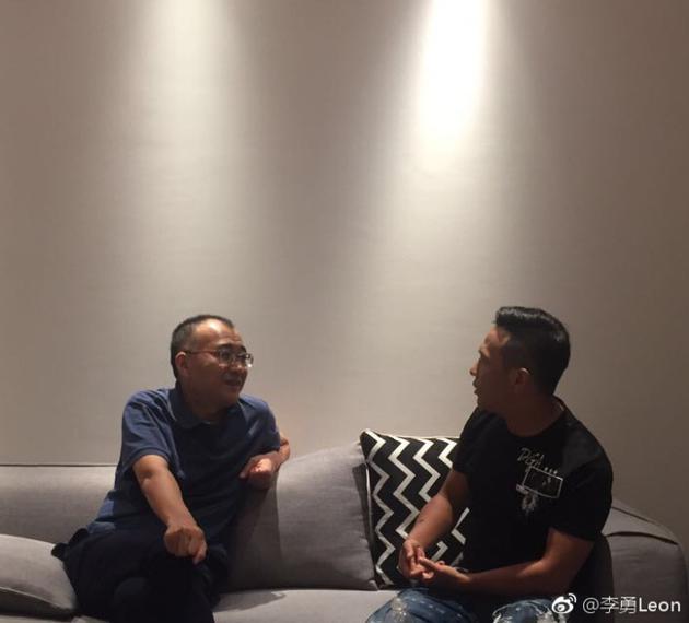 宋小宝与工作人员合影