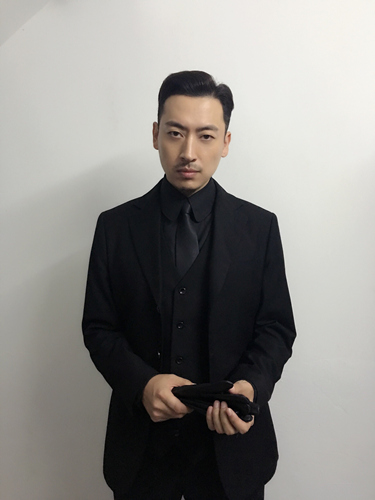 《建军大业》票房破两亿 曲少石儒雅气质获称赞