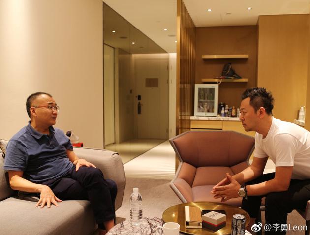 郭涛与《极限挑战》工作人员合照