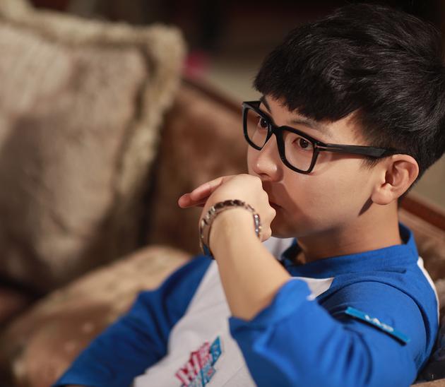 近日,内地歌手胡夏[微博]参加了一档手游综艺节目,在节目中的胡夏一改