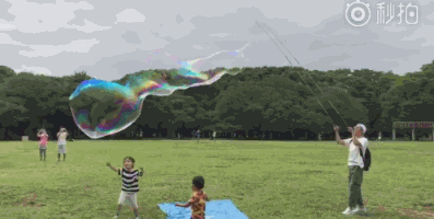 邓超吹超大泡泡都孩子开心视频动图
