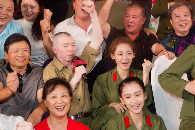 6.剧组和老战友合唱《驼铃》