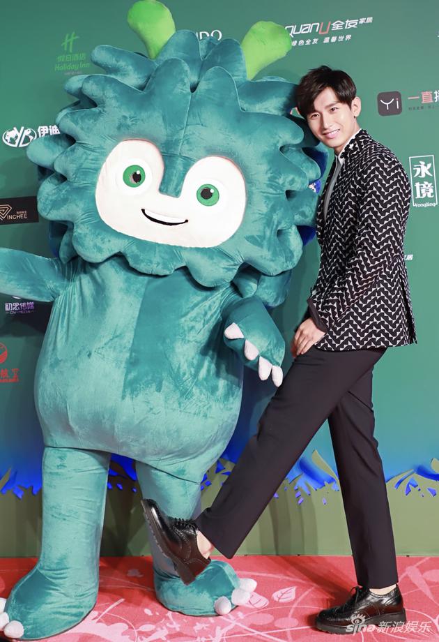 成毅与吉祥物互动-1