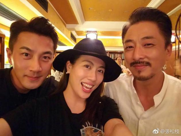 刘恺威等人自拍