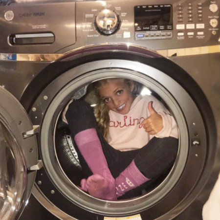 让女儿钻进洗衣机