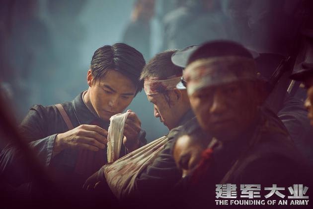 马天宇饰演青年林彪为受伤战友包扎