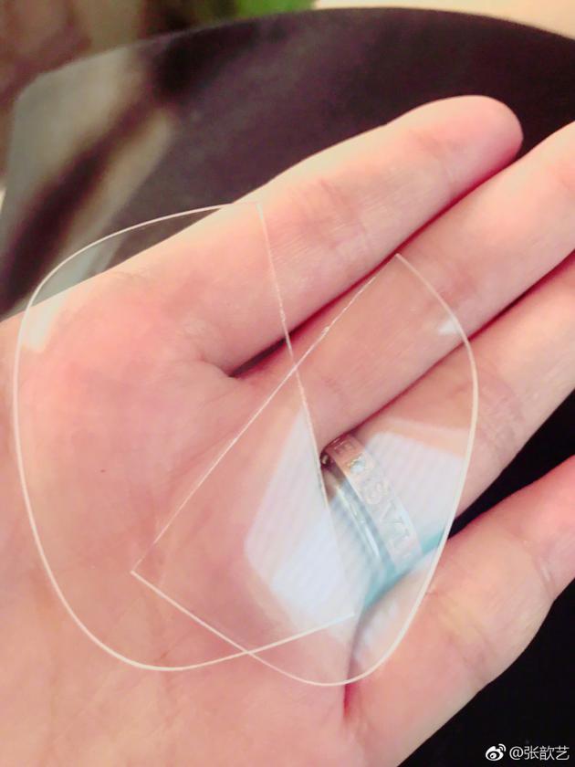 张歆艺吐槽自己"恶劣行径":行走的智障|张歆艺|眼镜|智障_新浪娱乐