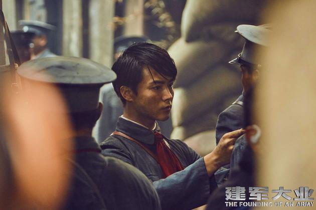 马天宇饰演青年林彪为战友整理军容