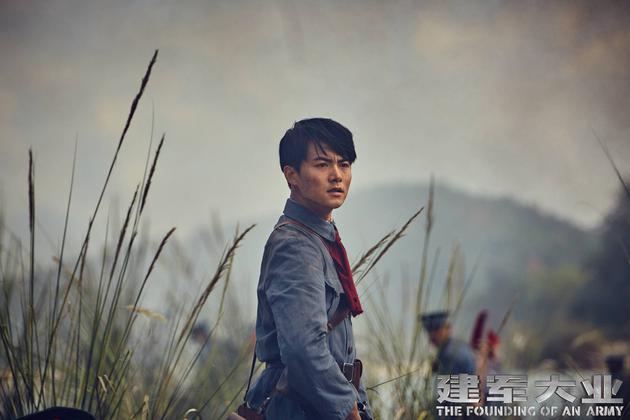 马天宇饰演青年林彪身陷战场