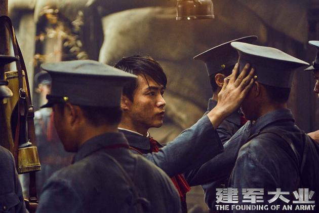 马天宇饰演青年林彪为战友整理仪表