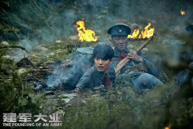 马天宇饰演青年林彪冲锋陷阵