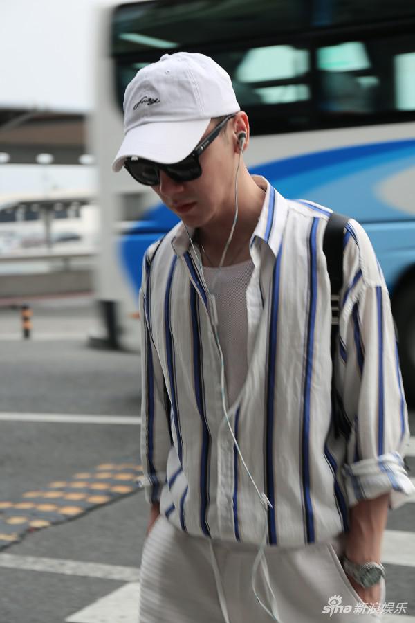 郭子渝连夜赶机工作忙