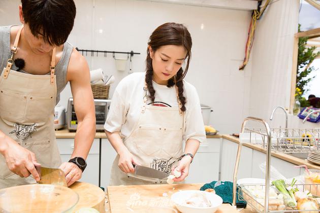 赵薇、张亮切菜