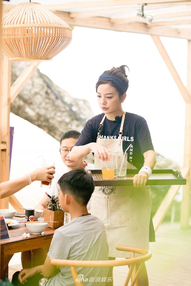 赵薇给客人收桌