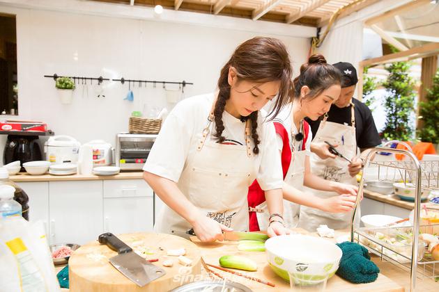 赵薇、黄晓明、靳梦佳厨房忙翻天