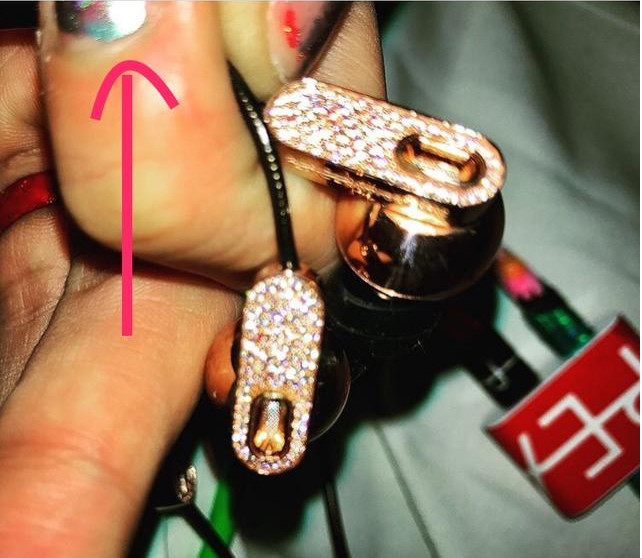 权志龙通过社交媒媒体最近晒了自己钻石耳机