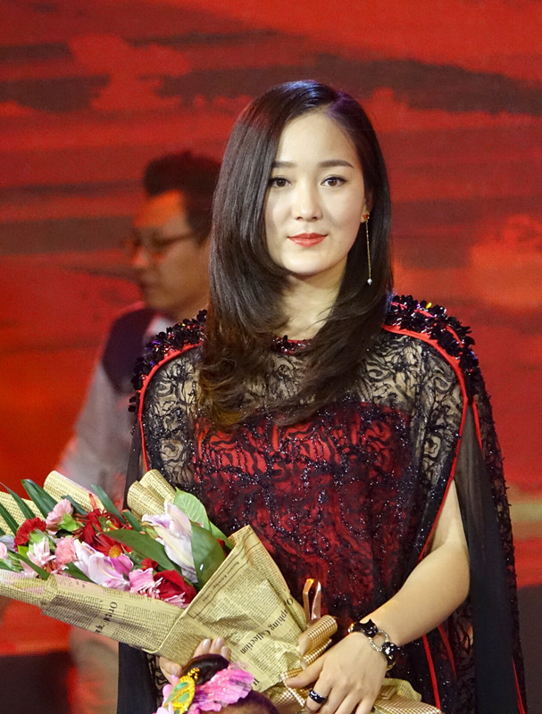 歌手龙梅子近日不仅忙着为新单曲到处宣传,也客串起了主持,还在活动中