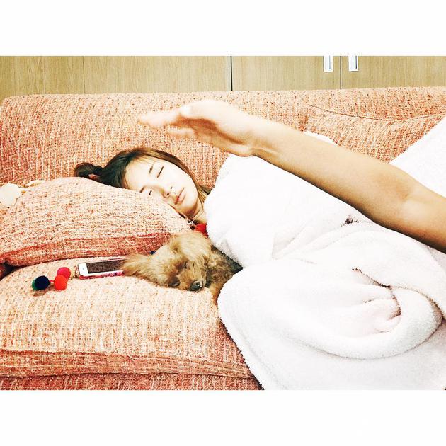 儿纱荣子本月7日在自己的instagram上,公开了孩子们拍摄的睡觉照片,被