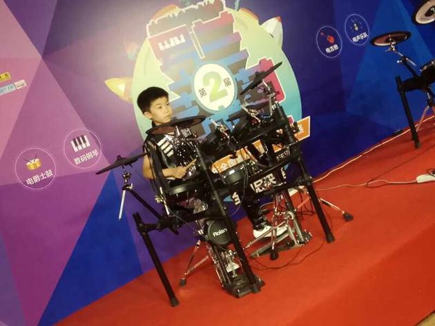 电鼓选手在进行表演