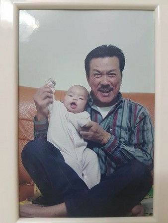 猪哥亮女儿晒父亲年轻照缅怀 油头搭配小胡子帅炸|猪哥亮|谢金晶|父亲