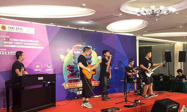 电声乐队正在比赛中
