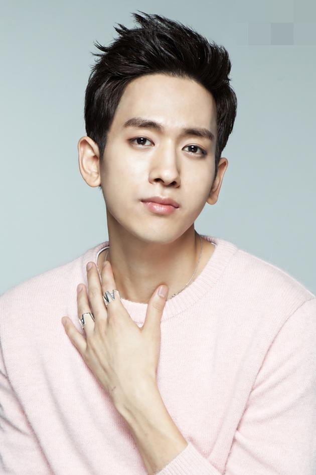 米娜小17岁男友柳弼立代言首饰温暖又帅气