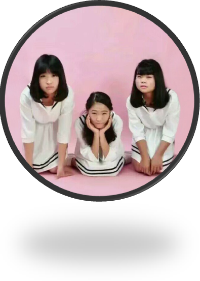 签约当时的三位成员