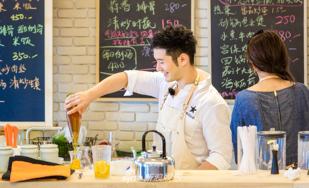 超暖心！《中餐厅》合伙人收到客人的礼物，黄晓明兴奋得尬舞