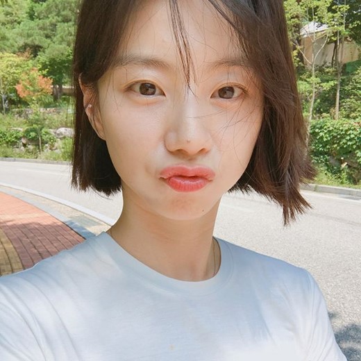 裴勇俊娇妻朴秀珍晒自拍辣妈淡妆清纯美