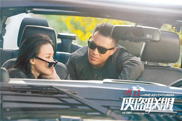 杨佑宁（右）在电影中暗恋舒淇，不断讨好献殷勤。