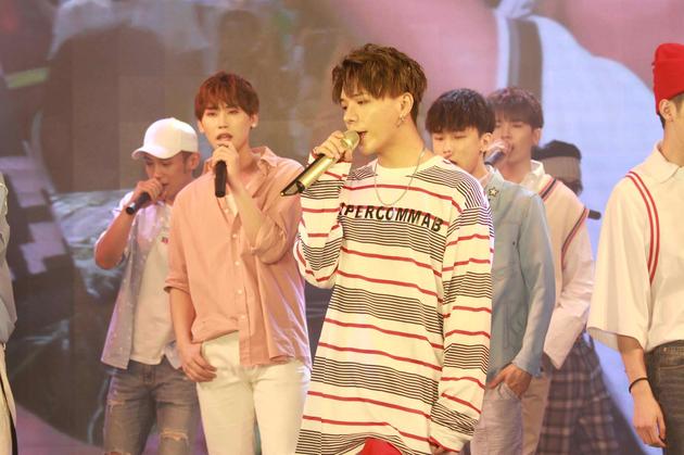 ZERO-G成员为粉丝献唱